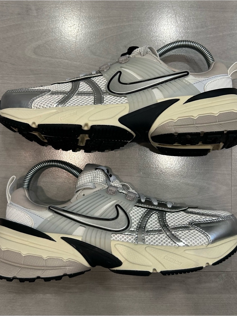 Nike V2K Run Summit Shoes Womens Sz 8 White Metallic Silver Sneakers FD0736-100